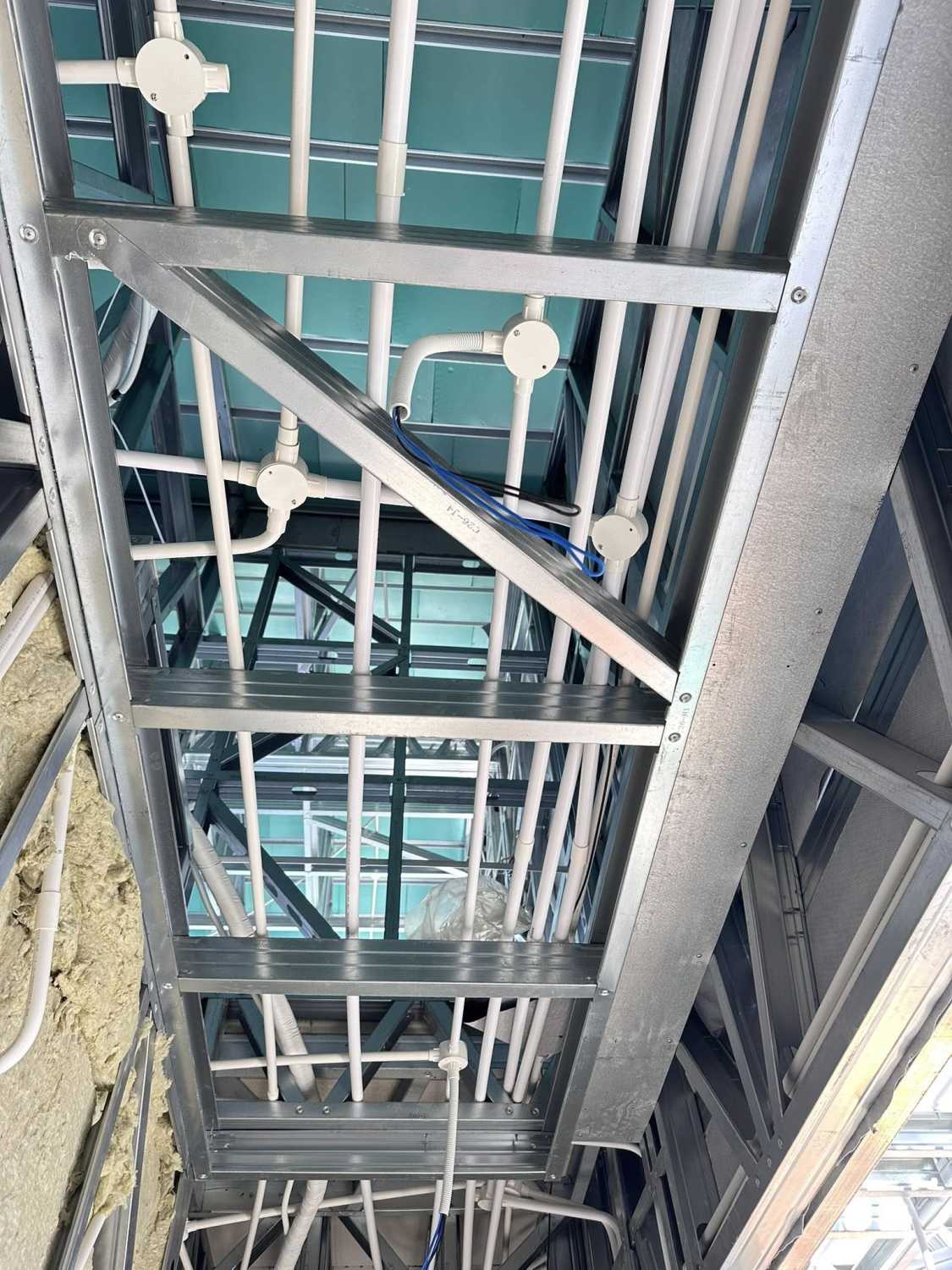 khung thép nhà crchome có bị rò điện không